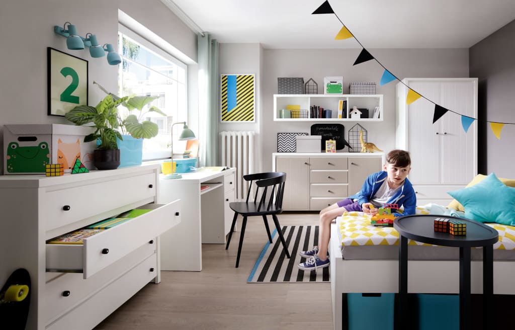 Prosta i minimalistyczna bryła mebli „Karet” Black Red White sprawia, że będą dobrym tłem dla zmieniających się preferencji i upodobań dziecka na przestrzeni lat.