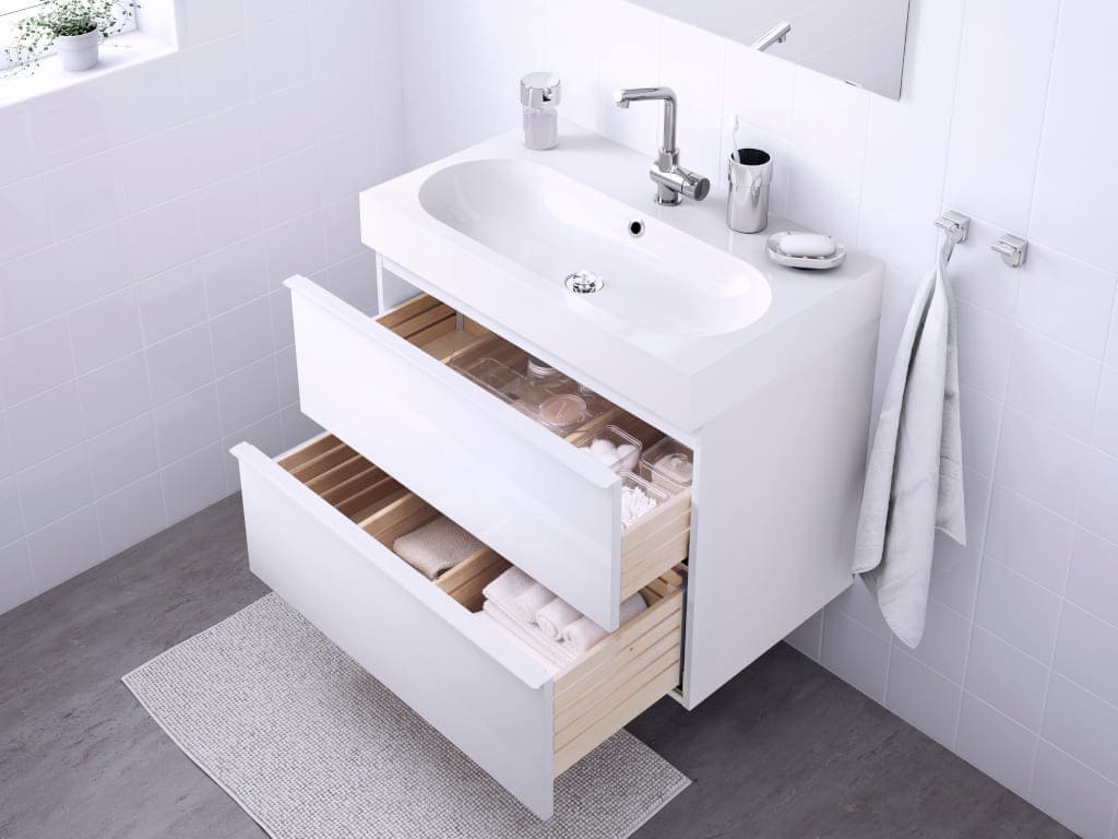 Meble łazienkowe z serii „Godmorgon” (oferta IKEA) można wyposażyć w dowolnie wybrane zestawy przegródek i półek, dzięki którym każdy domownik z łatwością pomieści swoje toaletowe drobiazgi i łatwo je znajdzie.