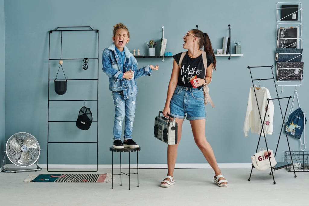 Polska marka Belmam, której produkty dostępne są w Studio Mofflo, stawia na minimalistyczne, wręcz loftowe meble lekkie – produkowane ze sklejki i elementów drucianych i metalowych.