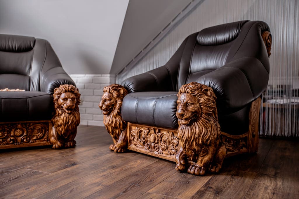 Fotele Gdańskie z Lwami z firmy MebS. Unikalne dekoracje floralne pokrywają zarówno boki, jak i przód fotela. Przednią część poniżej siedziska zajmuje tarcza herbowa Gdańska z dwoma krzyżami.