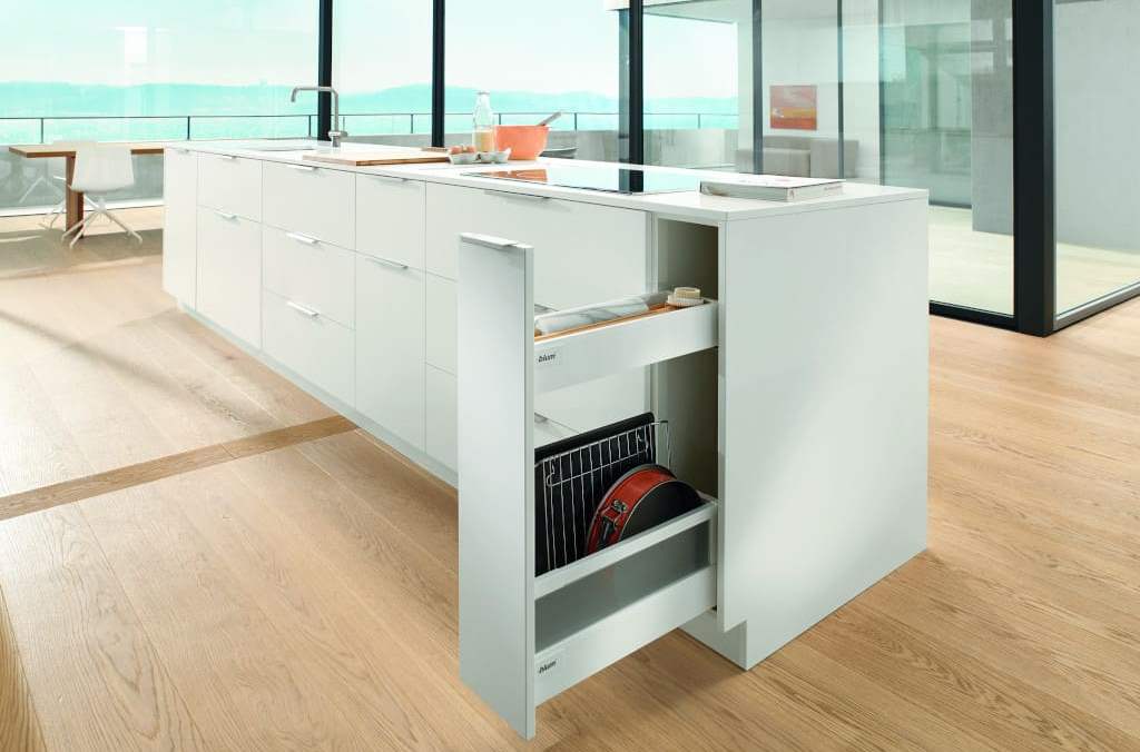 Często podczas projektowania kuchni okazuje się, że nie zmieści się w nim standardowa szuflada. W takiej sytuacji warto skorzystać z rozwiązania „Mini cargo” firmy Blum.