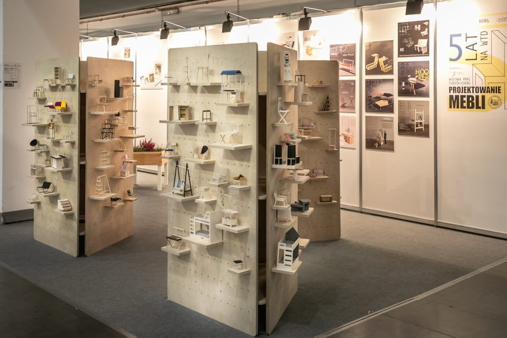 Modele prac studentów Wydziału Technologii Drewna Uniwersytetu Przyrodniczego w Poznaniu umieszczono na trzech ekspozytorach, które firma Sklejka-Eko wykonała na prośbę Koła Naukowego Projektantów Mebli.
