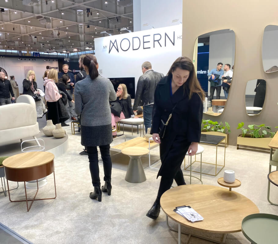 Ludzie oglądający meble np. stoliki na stoisku My Modern Home na targach Meble Polska 2023 - miesięcznik i portal informacyjny branży meblarskiej biznes.meble.pl