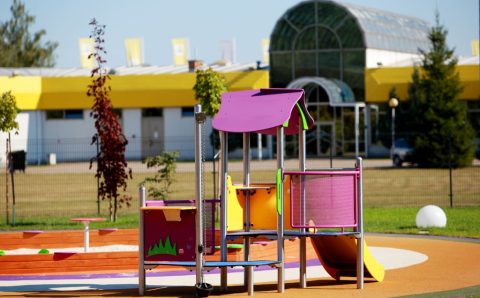 Na terenie przedszkola firmowego Forte znajdują się dwa duże place zabaw.