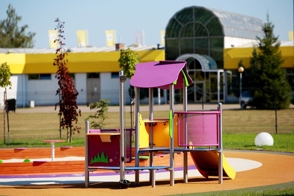 Na terenie przedszkola firmowego Forte znajdują się dwa duże place zabaw.