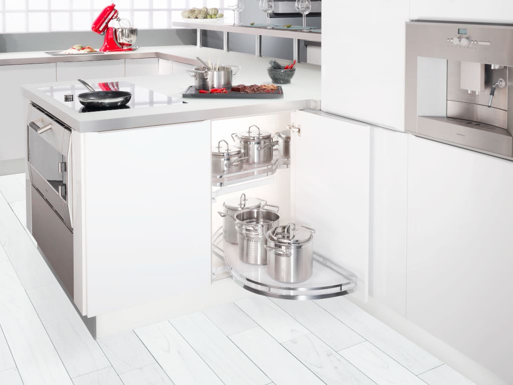 „Le Mans” oferowany przez Peka to przemyślany narożnik, którego półki przypominają kształtem słynny francuski tor wyścigowy, od którego zapożyczył nazwę.