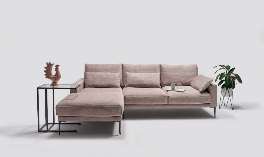 Norman od Bizzarto ma proste kształty, ale po bliższym przyjrzeniu zauważymy ciekawie i nietypowo uszyte poduszki oparciowe oraz charakterystyczne przeszycia na krawędzi poduch.