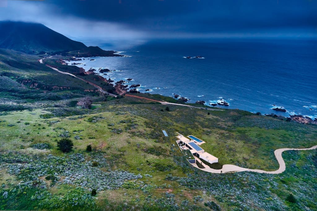 Nowoczesny, zrównoważony rozwój w Big Sur w Stanach Zjednoczonych.