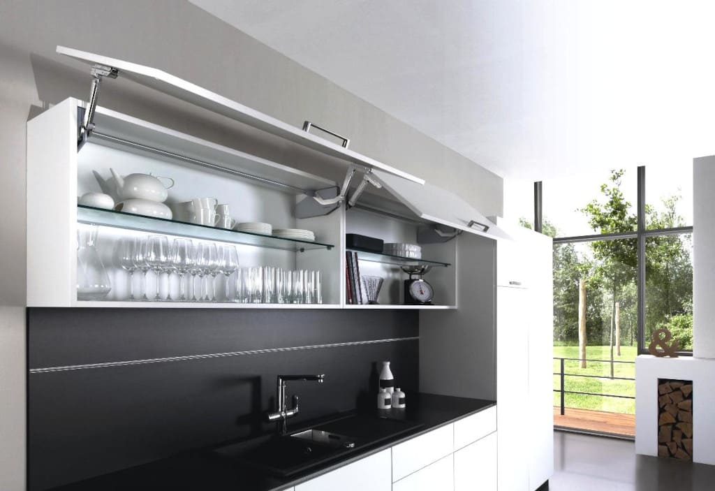 Okucia „Free swing” od Häfele są przeznaczone do użycia w przypadku klap o wysokości do 800 mm i wadze do 15,3 kg lub do wysokości 670 mm i ciężaru 17,1 kg.