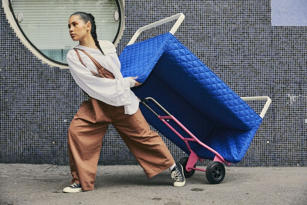 „Ombyte” to kolekcja IKEA stworzona z myślą o osobach zmieniających miejsce zamieszkania.