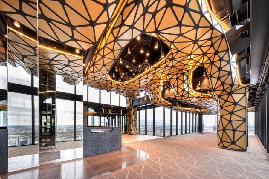 Organiczny sufit Skyfall to ciekawy przykład realizacji powstałej we współpracy z TMK Projekt. Sufit Przemysław Mac Stopa zaprojektował jako wielkoprzestrzenne moduły wykonane w technologii GRG.