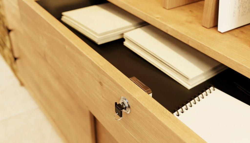 Fronty i półki z wykorzystaniem obrzeża ABS z dekorem dębowym.