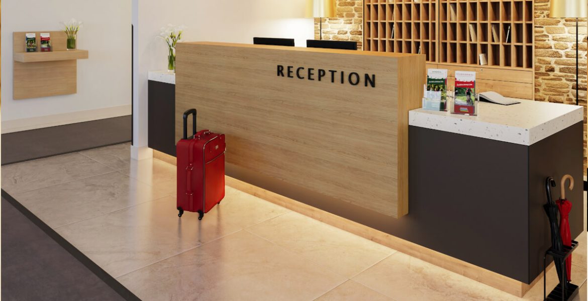 Lobby hotelowe z wykorzystaniem obrzeża ABS z dekorem dębowym.