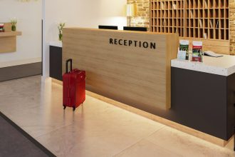 Lobby hotelowe z wykorzystaniem obrzeża ABS z dekorem dębowym.