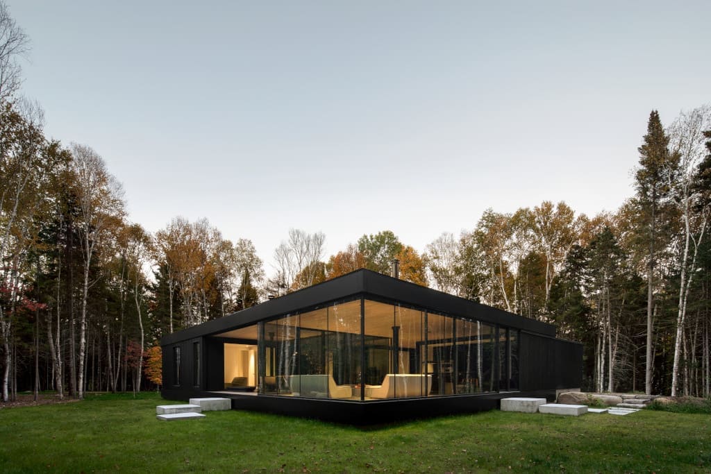 Na prywatnej działce otoczonej gęstym lasem borealnym, parterowy szklany dom jest uosobieniem wrażliwego architektonicznego podejścia ACDF do wspierania więzi człowieka z naturą.