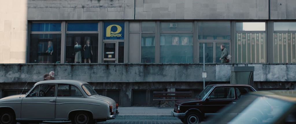 W tym Peweksie, w małym serialowym miasteczku na południowym zachodzie Polski, zagraniczną walutę kupuje Witold Wanycz, jeden z głównych bohaterów nowego serialu „Rojst” produkcji Showmax.