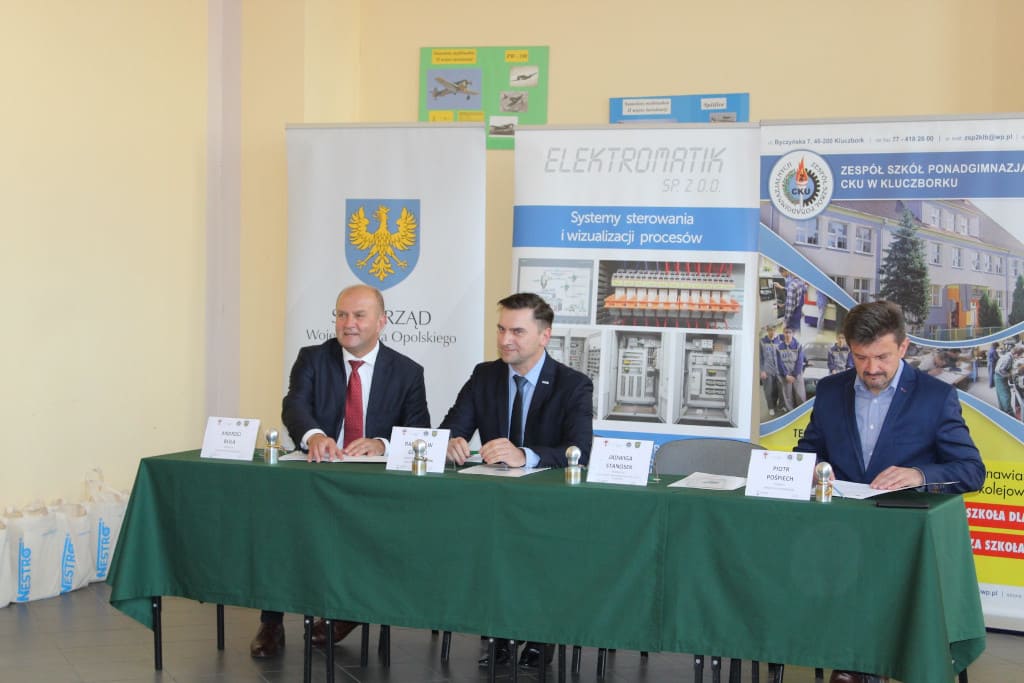 Podpisanie umowy partnerskiej pomiędzy Nestro a ZSP Nr 2 CKU Kluczbork.