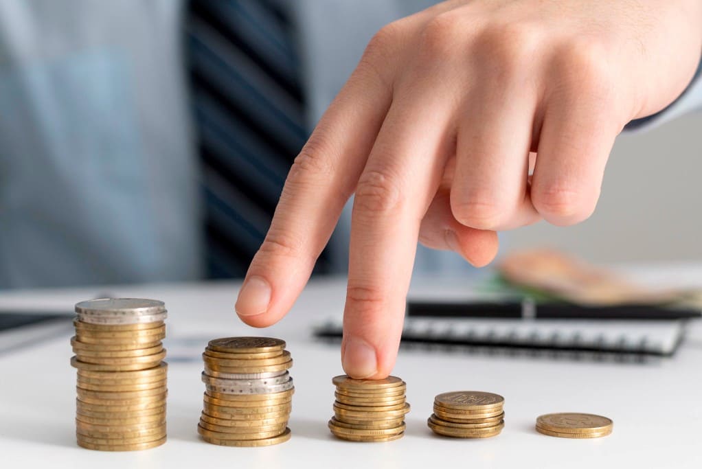 Podnieść płace i ceny produktów czy pozostawić je bez zmian, ryzykując odejście pracowników - to dylemat, przed którym stoi obecnie wielu pracodawców.