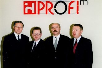 10-lecie firmy Profim. Na zdjęciu wspólnicy (od lewej): Ryszard Rychlik, Ryszard Kaczmarek, Andrzej Opłatek, Bogdan Kaczmarek, 2001 r.