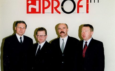 10-lecie firmy Profim. Na zdjęciu wspólnicy (od lewej): Ryszard Rychlik, Ryszard Kaczmarek, Andrzej Opłatek, Bogdan Kaczmarek, 2001 r.