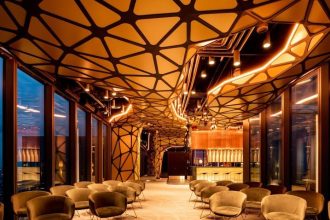 Projekt wnętrz Skyfall. Skyfall to powierzchnia multi funkcyjna zlokalizowana na ostatnim piętrze budynku biurowego Unit w Warszawie. We wnętrzu są punkt widokowy, wychylna platforma widokowa w elewacji, bar itd. Proj. Przemysław Mac Stopa.