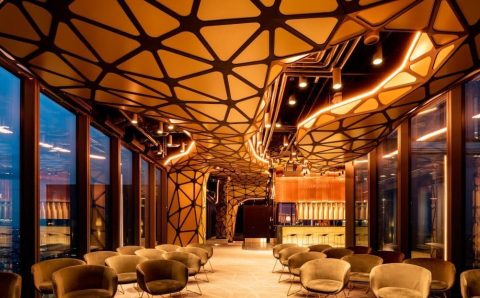 Projekt wnętrz Skyfall. Skyfall to powierzchnia multi funkcyjna zlokalizowana na ostatnim piętrze budynku biurowego Unit w Warszawie. We wnętrzu są punkt widokowy, wychylna platforma widokowa w elewacji, bar itd. Proj. Przemysław Mac Stopa.