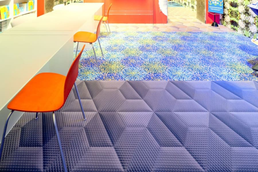 Wzory wykładzin dywanowych zaprojektowanych dla Forbo Flooring, podczas premiery w Mediolanie w czerwcu 2022.