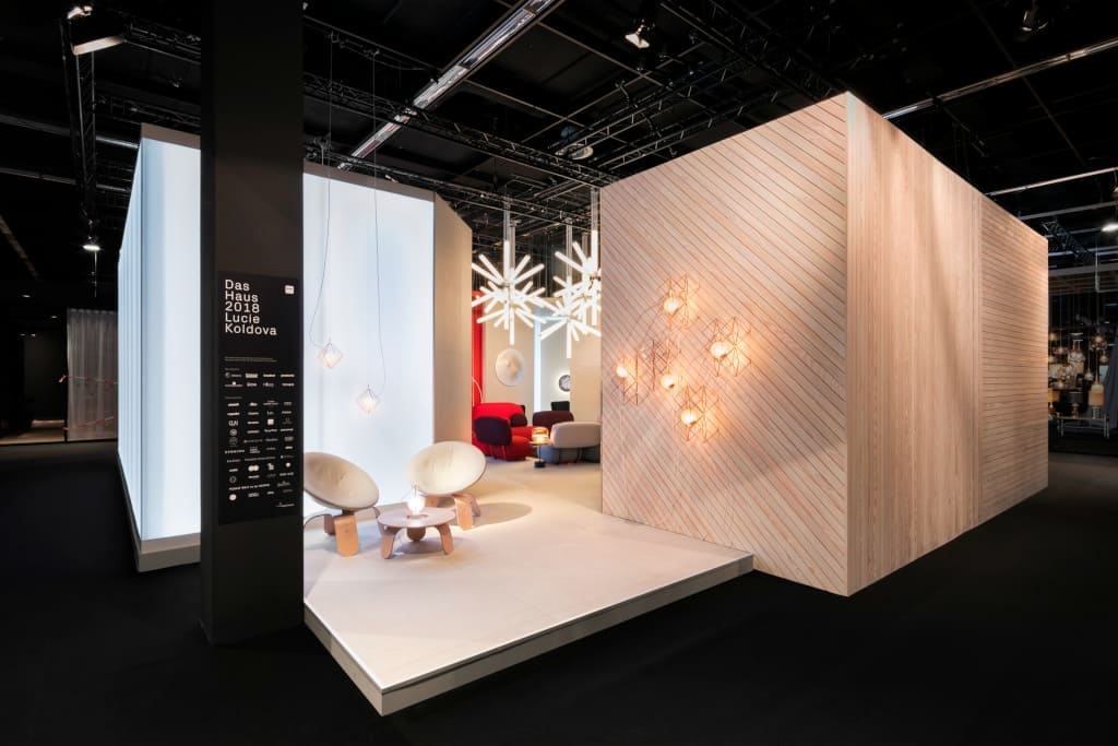 Przestrzeń powitalna – jedno z kilku wejść do domu. Na zachętę, a głównie pobudzenie wyobraźni instalacja świetlna „Jack O'Lantern”.