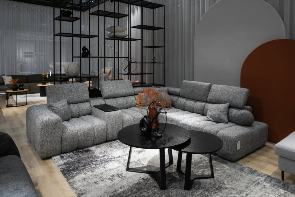 Puszman - targi Meble Polska 2024 - szary narożnik