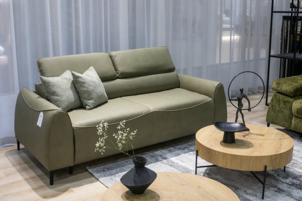 Puszman - targi Meble Polska 2024 - zielona sofa