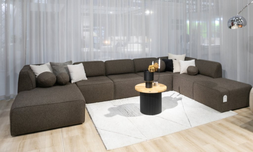 Puszman - targi Meble Polska 2024 - szara modułowa sofa