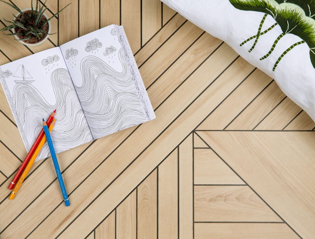 Graficzne akcenty dekoru „Pyramid” Schattdecor sprawiają, że idealnie prezentuje się on zarówno na podłogach, panelach ściennych i na meblach.