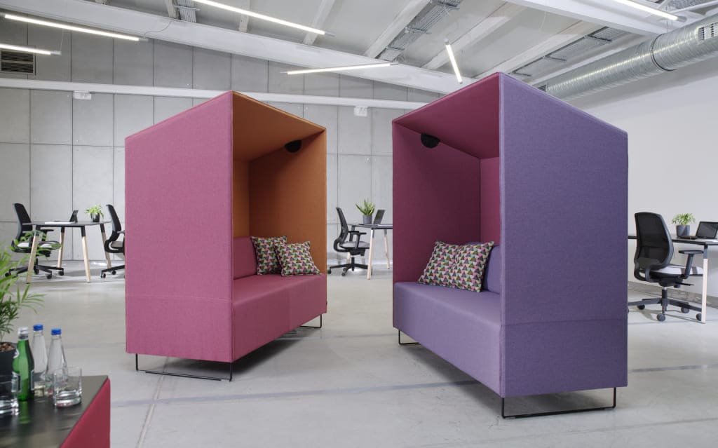 Bryła „Quadry” marki Bejot tworzy miejsce gdzie możemy się schronić przed zgiełkiem biura. „Quadra” ma wysokie właściwości akustyczne, wyraźnie odczuwalne dla użytkownika.