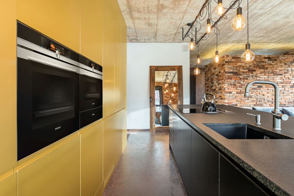 Jak pokazują realizacje Max Kuchnie (na zdjęciu: Studio PRO M), granit sprawdzi się na blacie roboczym czy zlewozmywaku.