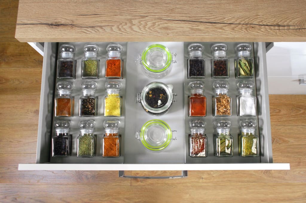 Organizator na słoiczki z przyprawami firmy Rejs pozwala na ich ułożenie w taki sposób, że już po otwarciu szuflady widzimy zawartość poszczególnych pojemniczków.
