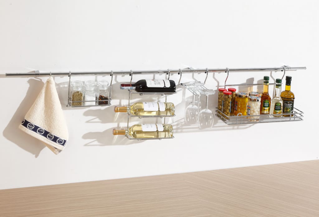 Pod szafkami górnymi warto zamontować systemy relingowe. Rejs proponuje tu szereg ciekawych możliwości.