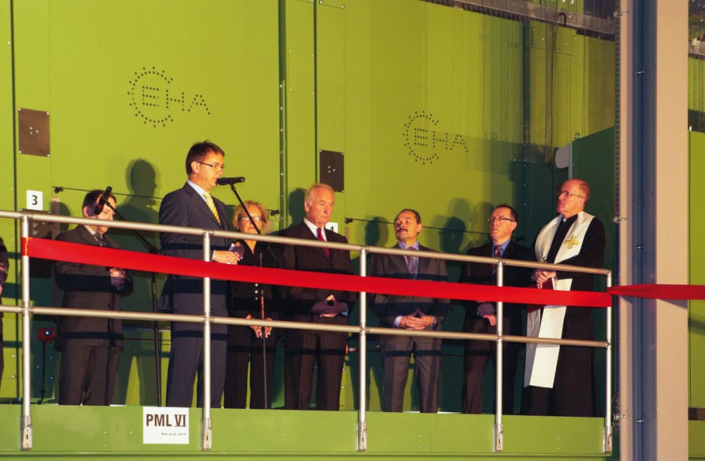 Roland Auer podczas otwarcia 6 maszyny drukarskiej w Głuchołazach.