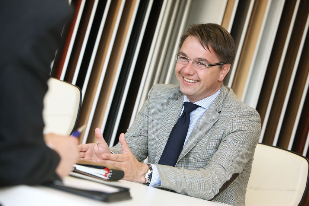 Roland Auer w firmowym showroomie.