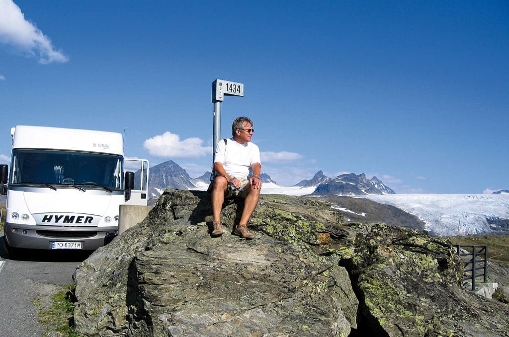 Ryszard Balcerkiewicz podczas jednej z wypraw camperem. Przerwa na podziwianie zapierających dech w piersiach widoków.