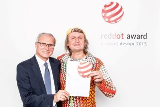 Ryszard Rychlik z projektantem kolekcji „Pelikan” Przemysławem Mac Stopą, nagroda Red Dot Award 2015.
