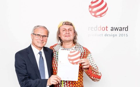 Ryszard Rychlik z projektantem kolekcji „Pelikan” Przemysławem Mac Stopą, nagroda Red Dot Award 2015.
