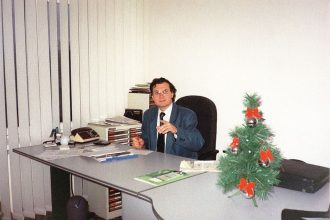Ryszard Rychlik w swoim gabinecie 1994 r.