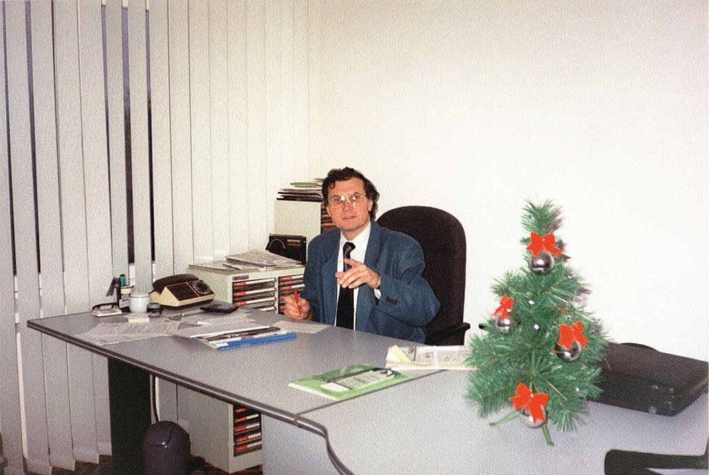 Ryszard Rychlik w swoim gabinecie 1994 r.