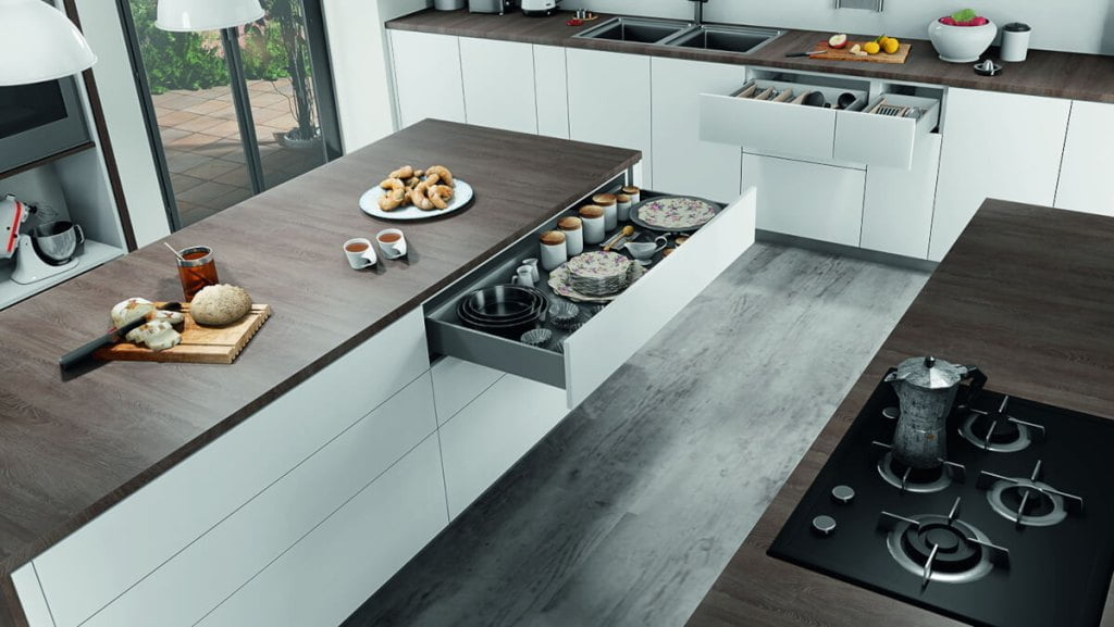 Otwarta szuflada na prowadnicach F70 firmy Salice w białej kuchni z brązowym blatem - miesięcznik i portal informacyjny branży meblarskiej biznes.meble.pl