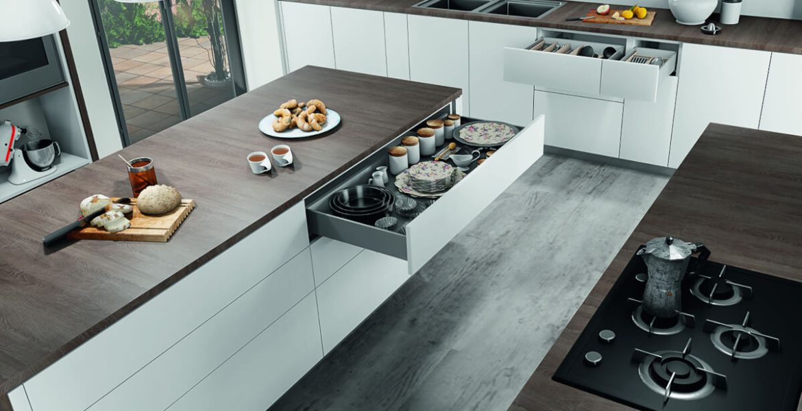 Otwarta szuflada na prowadnicach F70 firmy Salice w białej kuchni z brązowym blatem - miesięcznik i portal informacyjny branży meblarskiej biznes.meble.pl