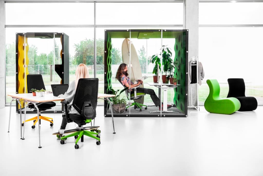 Ściany „Vank_Wall” od Vank pokryte są tkaniną z wełny naturalnej, która jest surowcem biodegradowalnym i odnawialnymi w cyklu rocznym.