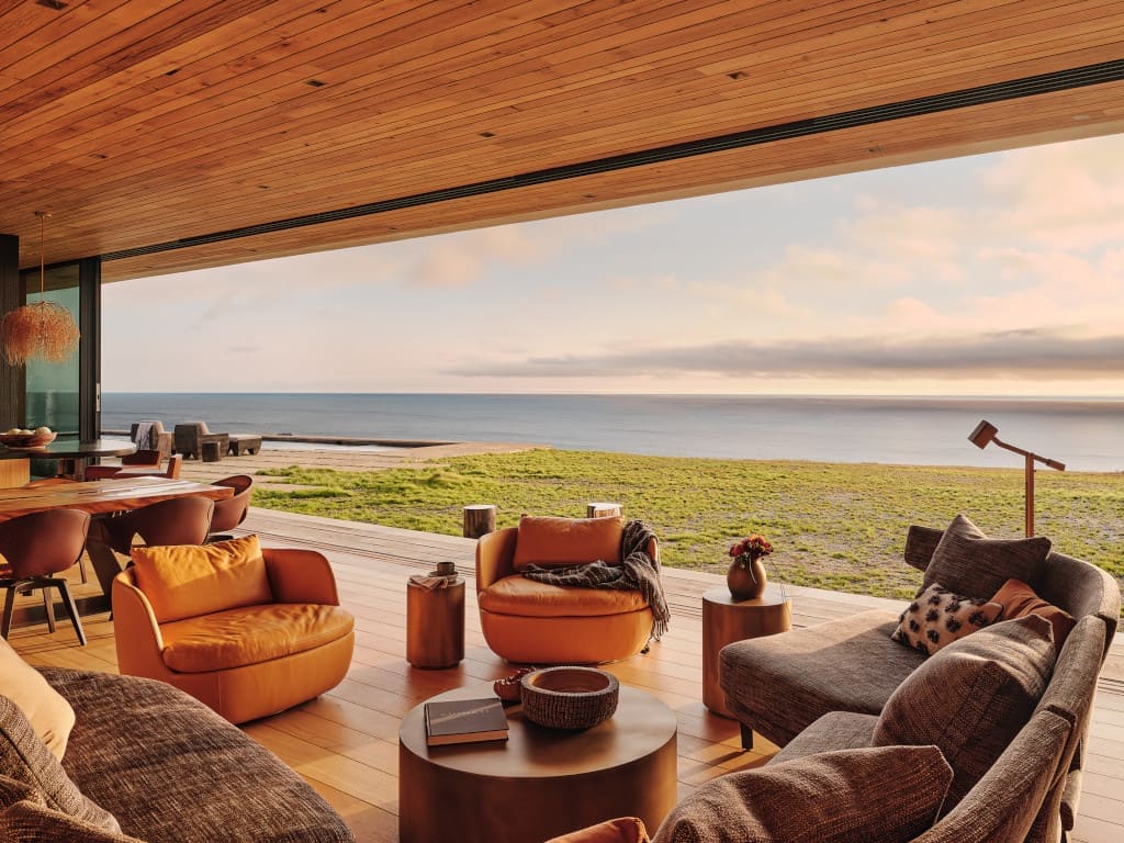 Siedząc na meblach można cieszyć się pięknem oceanu.