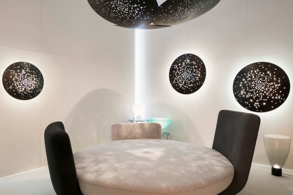 Rozłożysta sofa „Blossom” oraz świetlne kreacje wykorzystujące „Lens Collection” marki Fabbian to kwintesencja pokoju dla ducha.