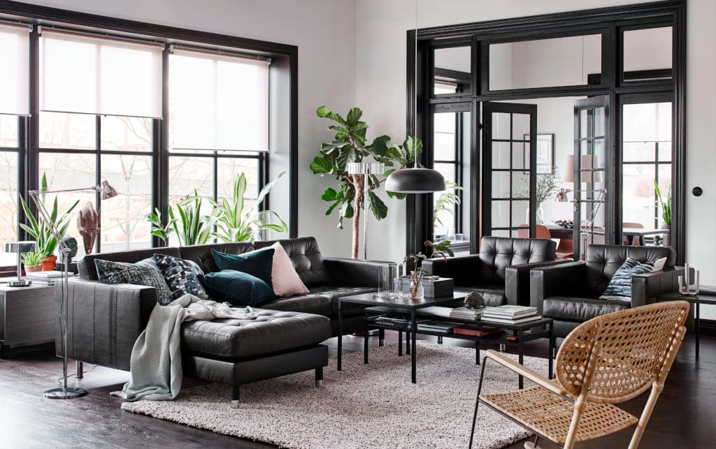 Dzięki pokryciu w kolorze czarnym i od niedawna także złotobrązowym, sofa „Landskorona” IKEA wpasuje się w każde wnętrze, nadając mu wyrafinowany wyraz.