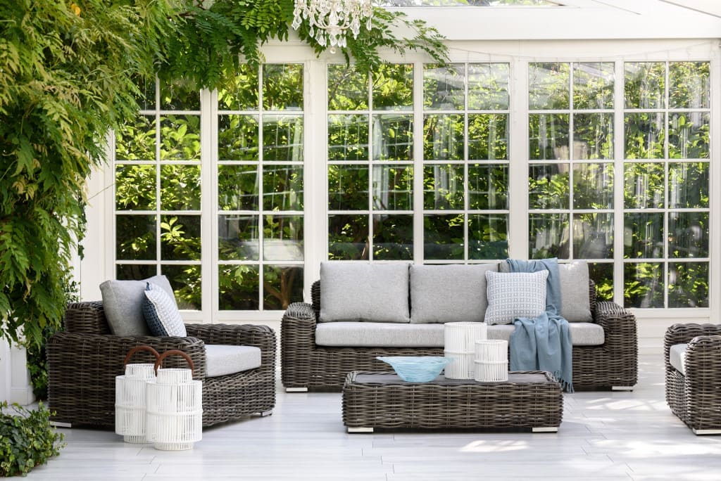 Sofa Maje Grey oferowana przez Miloo Home to mebel wypoczynkowy, który nie tylko wygląda pięknie, ale jest również bardzo praktyczny.